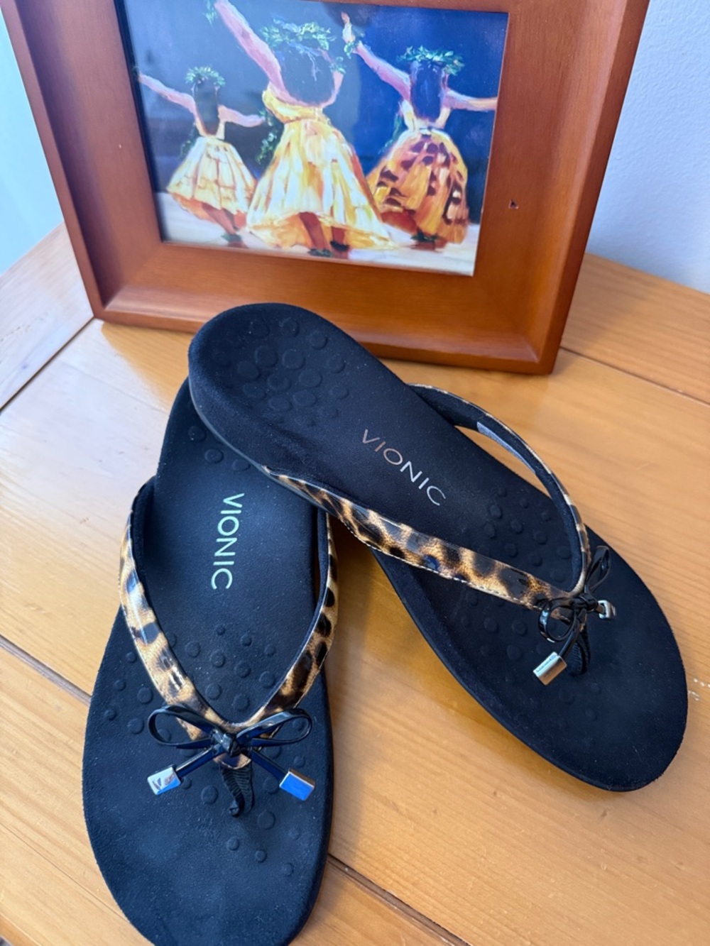 Vionic Bella ll, Leopard-Pattern Black Strap Flip Flops